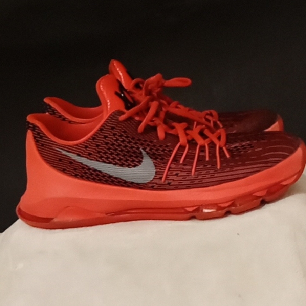 The Nike KD 8 V8 basketball shoes in size 7 Men